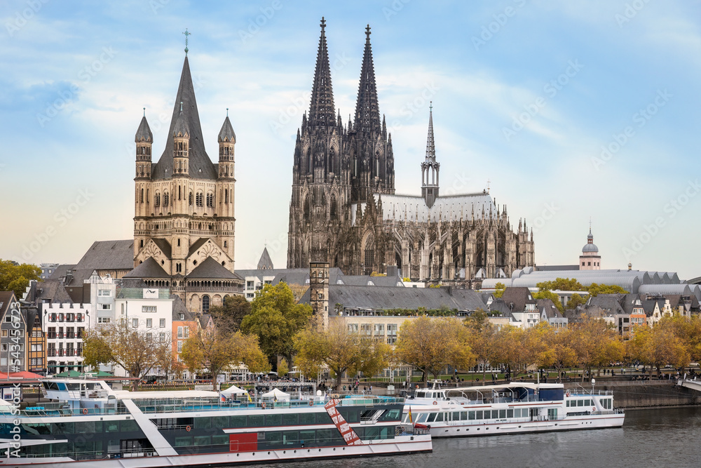 Köln Blick von der Deutzer Brücke auf den Kölner Dom, die Kirche Groß St. Martin und das Rheinufer