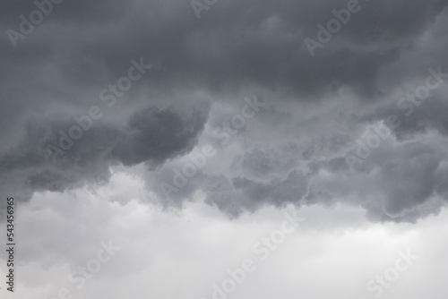 Fototapet 都会の秋の空・竜巻が発生しそうな嵐の雨雲が広がる空（東京都千代田区）