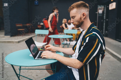 Canvas Print Male digital nomad working in cafe