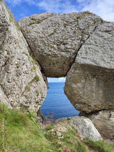 Madman's window vue sur la mer d'Irlande à travers une excavation originale dans la roche