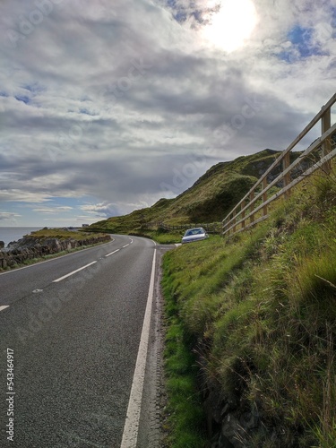 Voiture garée au bord de la route en road trip en Irlande du Nord sur la route des Glens of Antrim