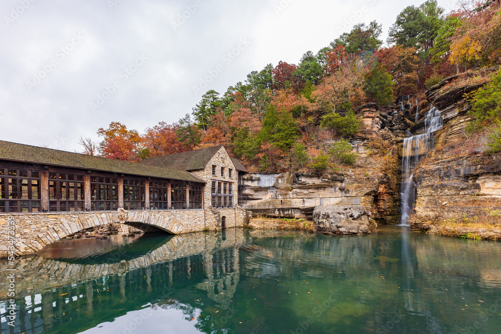 Fototapeta premium Overcast view of the main building of Dogwood Canyon Nature Park