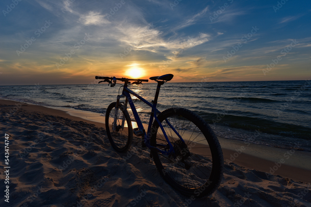 Rower na tle zachodu słońca nad morzem Bałtyckim  - obrazy, fototapety, plakaty 