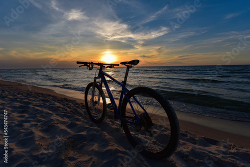 Rower na tle zachodu słońca nad morzem Bałtyckim 
