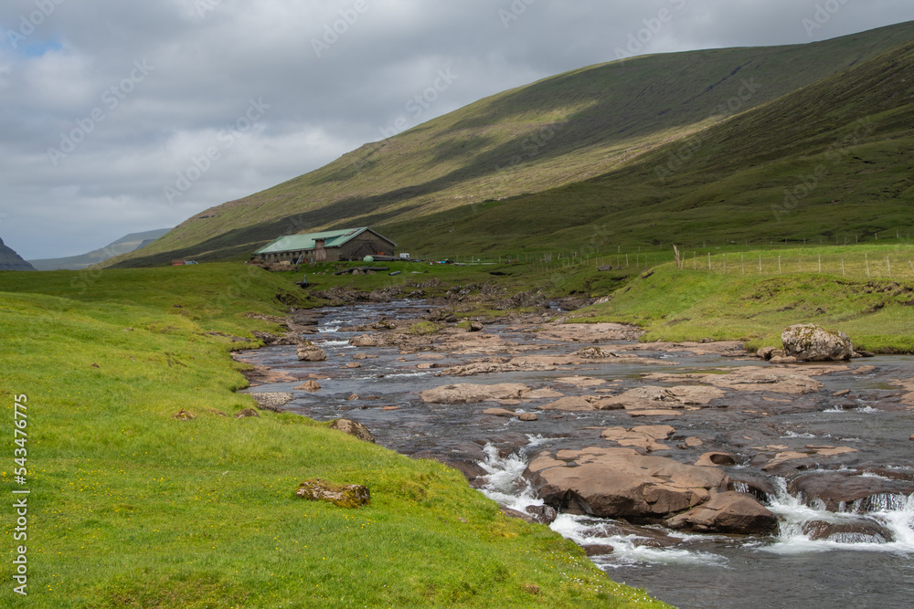 Das Tal Saksunardalur mit dem Fluss Stórá, Saksun, Färöer Inseln