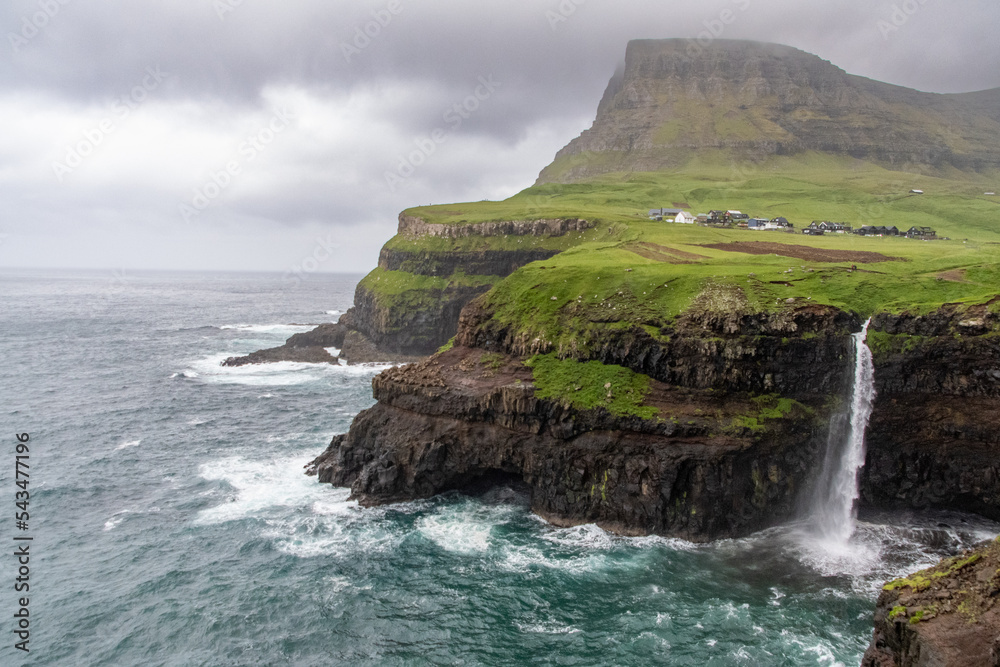 Der Wasserfall Mulafossur, Gásadalur, Insel Vágar, Färöer Inseln Der Wasserfall Mulafossur, Gásadalur, Insel Vágar, Färöer Inseln