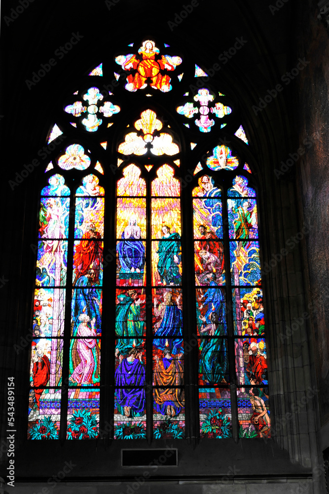  Buntes Fenster, St. Veitsdom, Prager Burg, Prag, Böhmen, Tschechische Republik, Europa