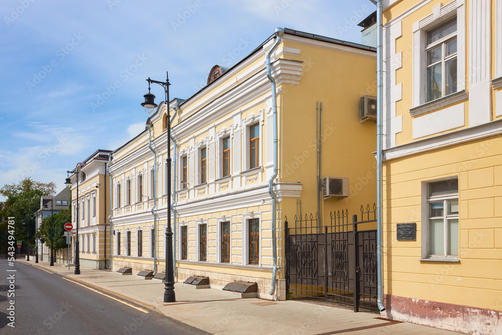 2-nd Kadashevsky Pereulok in Moscow, old two story non-residential house, built in 1917, landmark