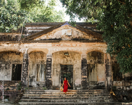 Mulher de vestido vemelho e chapeu nas ruinas de paticatuba em iranduba, amazonas  photo