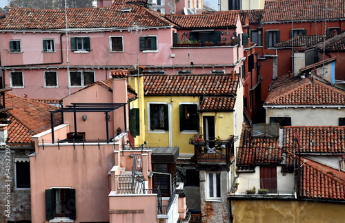 Verwinkelte Häuser im Zentrum von Venedig photo