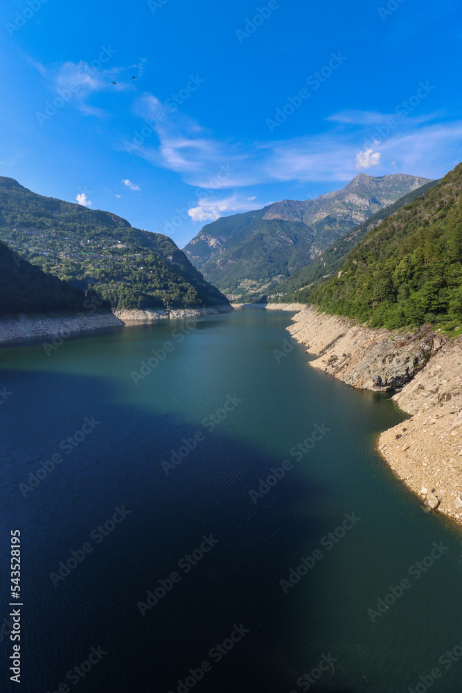 Fluss Verzasca in der Schweiz beim großen Staudamm