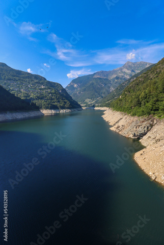 Fluss Verzasca in der Schweiz beim großen Staudamm
