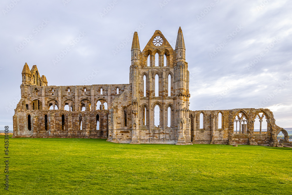 Sunset view of Whitby abbey overlooking the North Sea on the East Cliff above Whitby in North Yorkshire, England - obrazy, fototapety, plakaty 