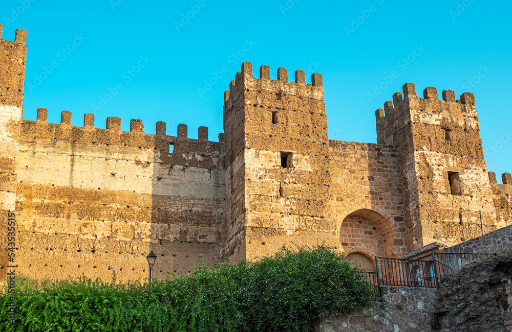 Muralla y torreones almenados del castillo de Burgalimar de origen musulmán en la villa de Baños de la Encina, España