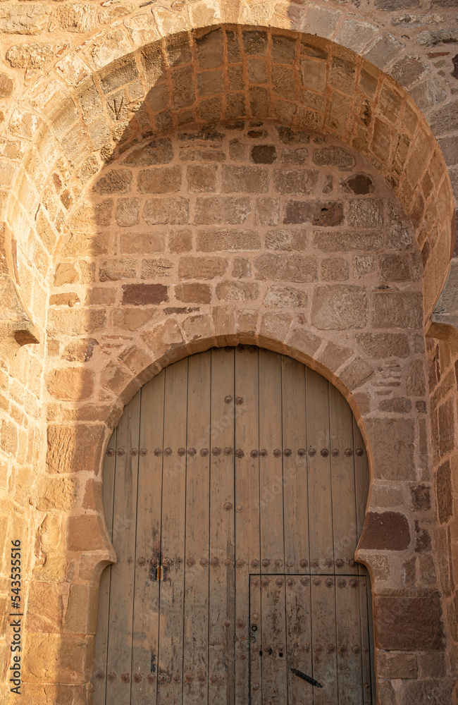 Puerta de acceso de estilo árabe al castillo de Burgalimar en la villa de Baños de la Encina, España