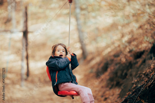 Photo Little Girl Going Ziplining Enjoying it in Adventure Park