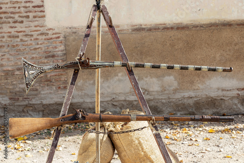 exhibitor with two arquebuses of spanish soldiers from the thirds of the 17th century