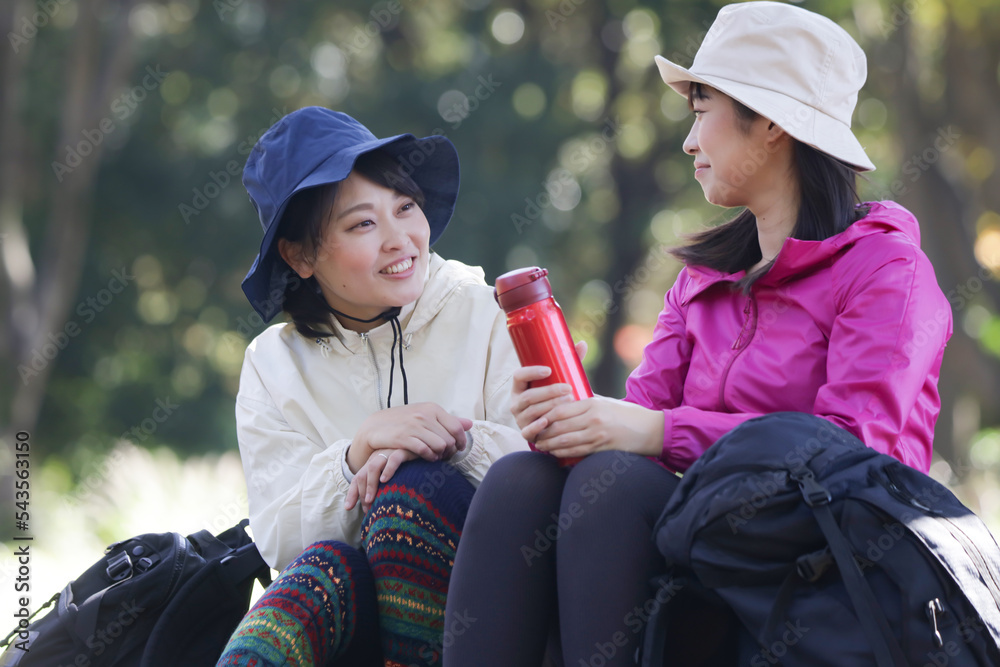 登山をする女性 登山をする女性