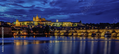 Ponte Carlo Praga al tramonto ,Vista di Praga della città antica ,ritrae fiume moldava e cattedrale di San Vito