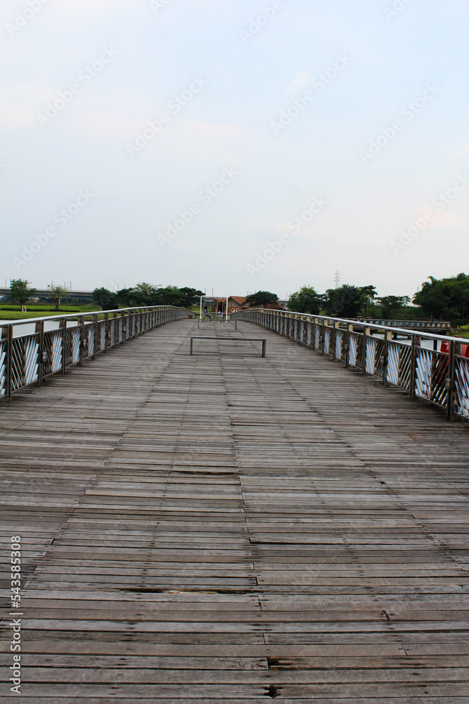 Swing in the middle of the bridge and in the spacious garden with a direct view of the lake