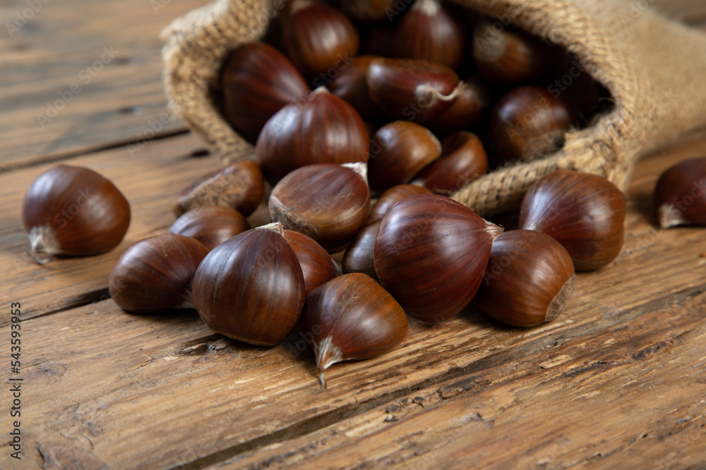 castagne su tavolo rustico Stock Photo Adobe Stock