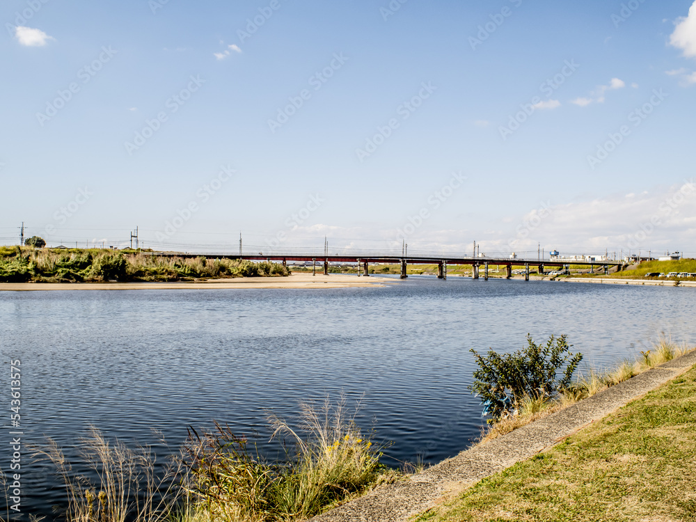 大きな川にかかる鉄橋
