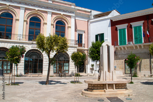 Fuente en la Piazza Giuseppe Garibaldi de Monopoli  Italia. Fachadas coloridas con la arquitectura popular de la ciudad.