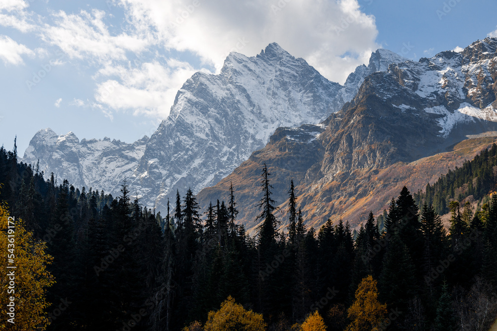 Obraz premium Fall colours against mountainous backdrop 