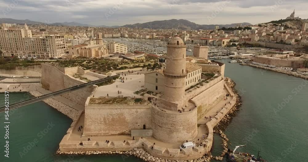 Le Fort Saint Jean à l'entrée du port de Marseille