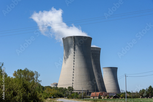 tours de refroidissement de la centrale nucléaire de Dampierre en France photo