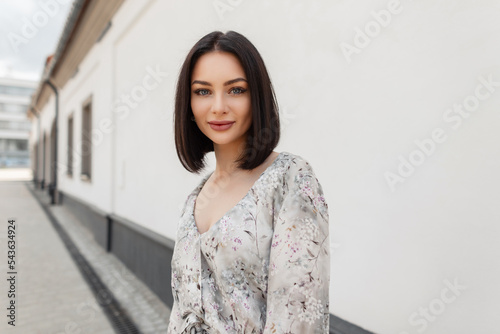 Stampa su tela Beautiful stylish woman model with a bob hairstyle in a fashionable floral summe