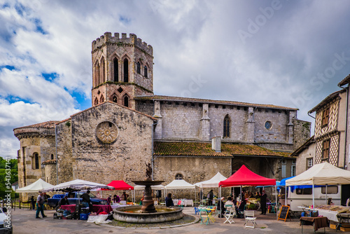 Fotografia View on the Saint Lizier romanesque cathedral on market day in the South of Fran