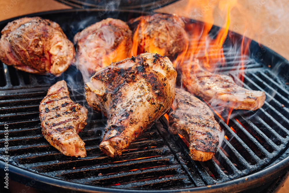 Traditionelle Grill Lammhaxen und Sattel gegrillt als close-up auf ...