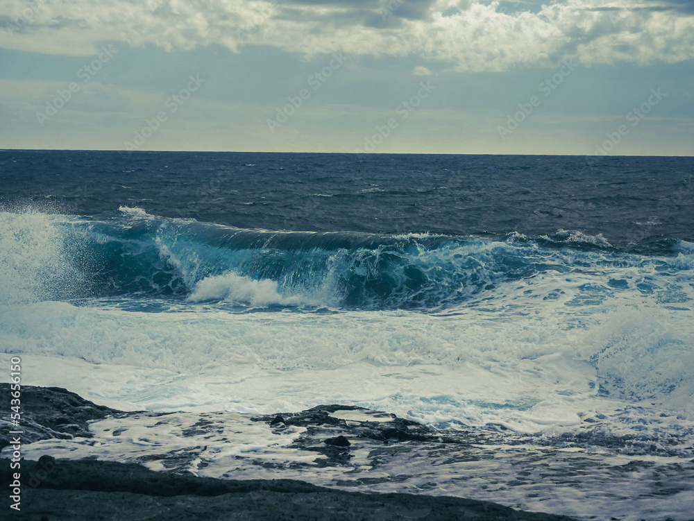 breaking wave with turquoise water
 - view on horizon