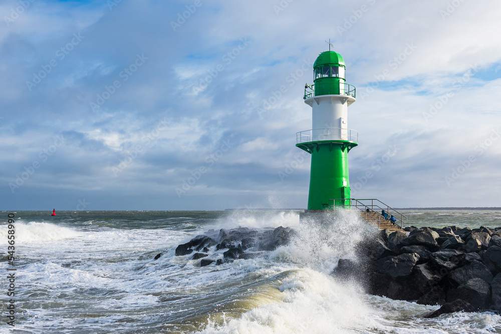 Obraz premium Mole an der Ostseeküste in Warnemünde