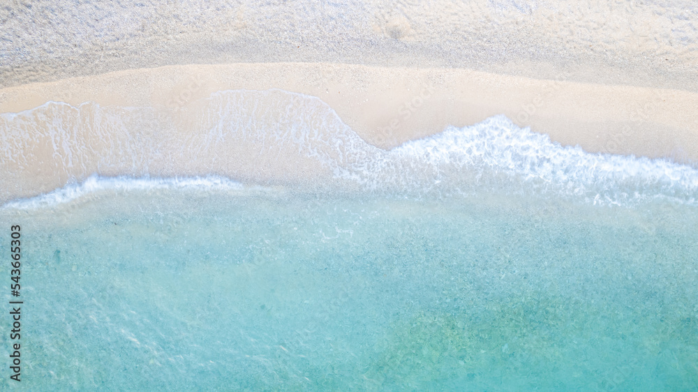Fototapeta premium Beautiful turquoise water with sea waves. beach with blue ocean and the white sand