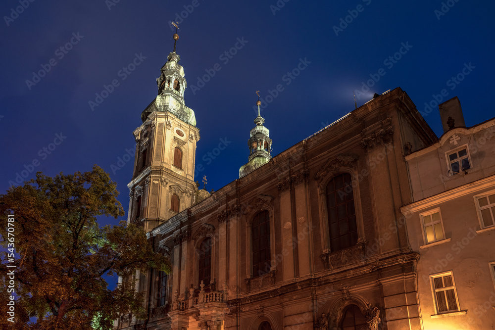 barokowy kościół w nocy w Nysie, Polska