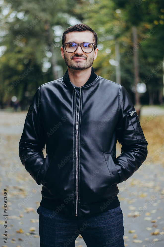 Obraz premium a man with glasses in a leather jacket