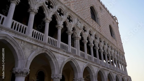 Dogenpalast bzw. Palazzo Ducale auf dem Markusplatz in Venedig photo