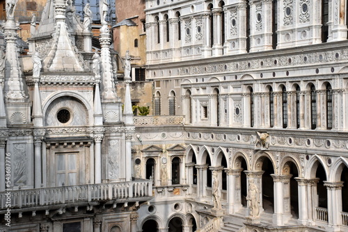 Innenhof des Dogenpalasts in Venedig photo