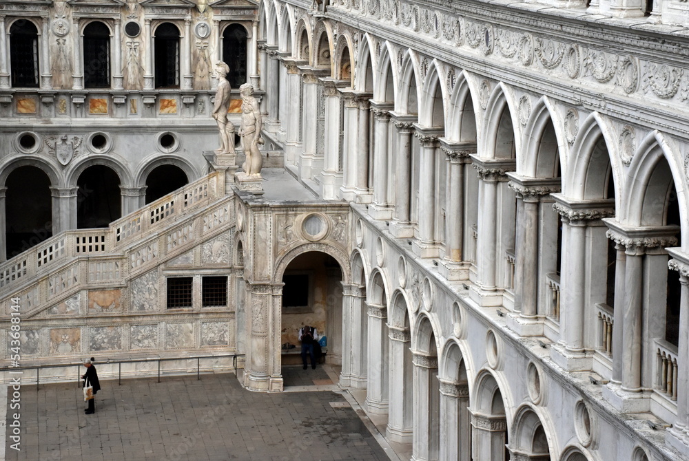 Innenhof des Dogenpalasts in Venedig