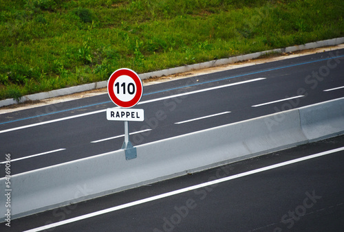 Panneau français de rappel de limitation de vitesse 110 km/h sur rail central de voie express photo