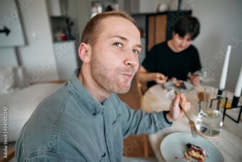 Quadro em tela Young man eating cake