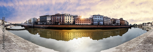 Pisa. Lungarno Antonio Pacinotti und der Gezeitenfluss Arno in Pisa, Toskana, Italien photo