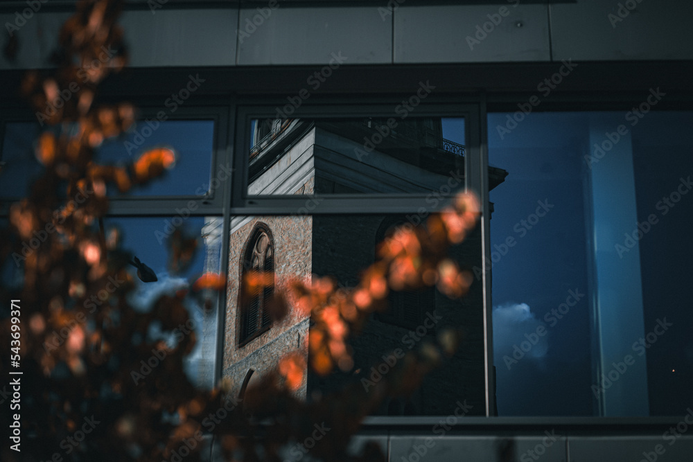 Obraz premium Autumn refection on a window