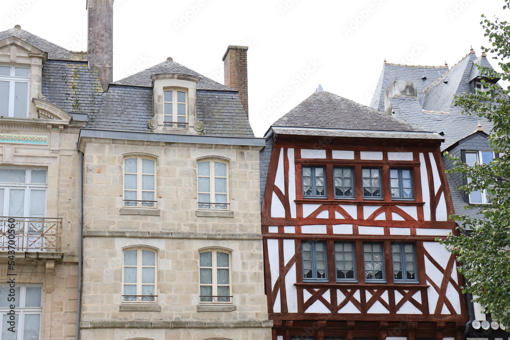 Bâtiment typique, vue de l'extérieur, ville de Quimper, département du Finistère, Bretagne, France Bâtiment typique, vue de l'extérieur, ville de Quimper, département du Finistère, Bretagne, France