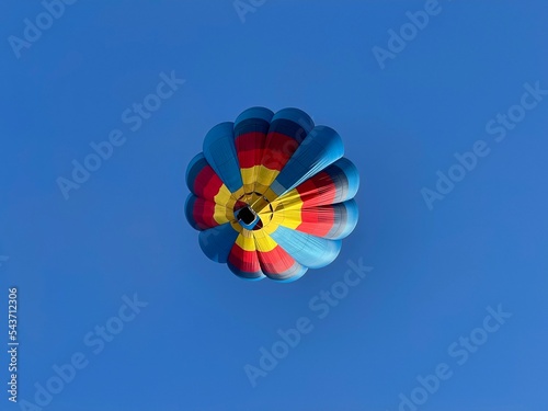 Mongolfiera colorata in volo photo