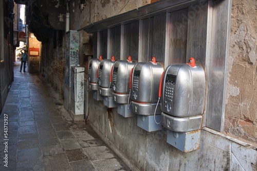 cabine telefoniche vecchie a gettoni in strada in città photo