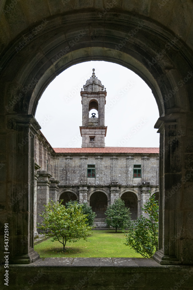 Claustro del monasterio de Armenteira, en Meis (Galicia, España)