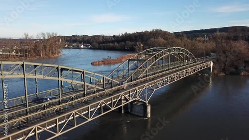 Autos fahren über eine Brücke aus Gitterstahl